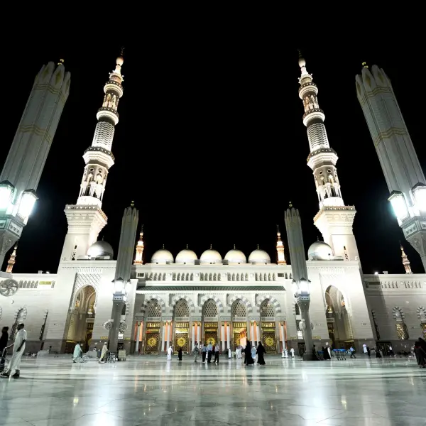 Islamic Upright Gaze - Premium Tempered Glass Wall Art Horizontal