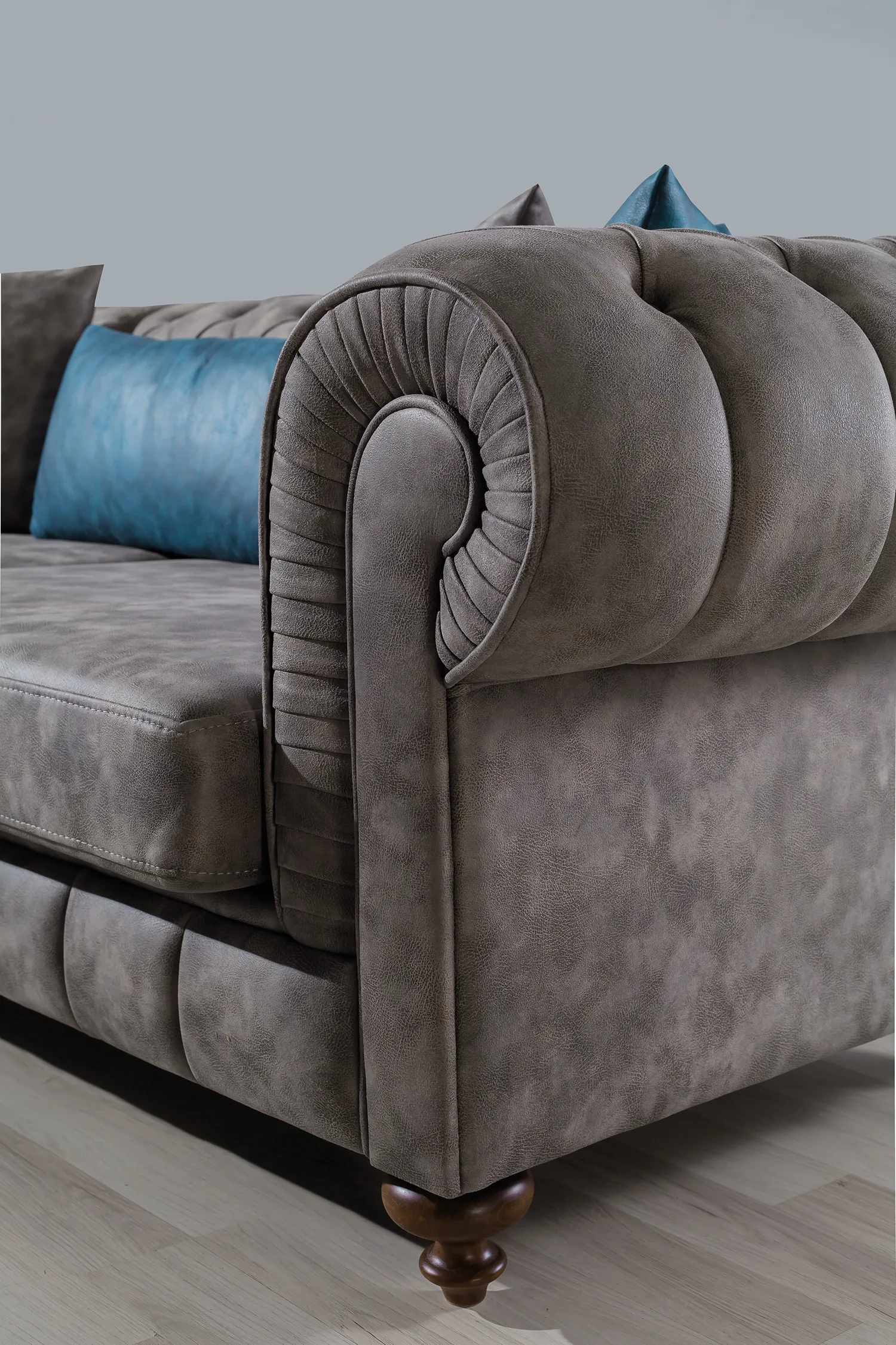 Athens Chesterfield Sofa – sofa detail view 8 | Ferozzi